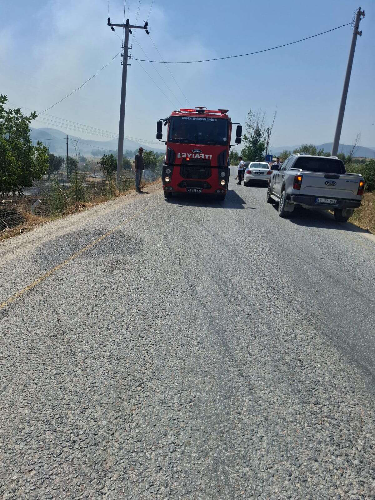 Yatağan'da Yangın: Elektrik Direğinden Çıkan Alevler Bahçelere Sıçradı 2